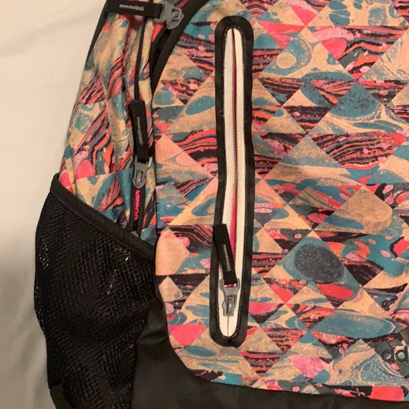 Backpack with many pockets and can hold a laptop. Spacious pockets. - Picture 2 of 6